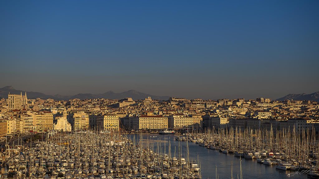 La nuit arrive à Marseille