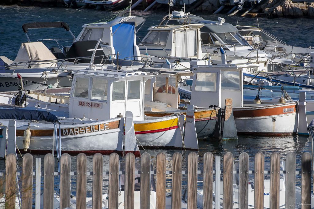 La barquette marseillaise, le pointu, ce fameux pitalugue, un petit bateau qui tient bien la Méditerranée, en rade de marseille, il ramène le poisson frais.